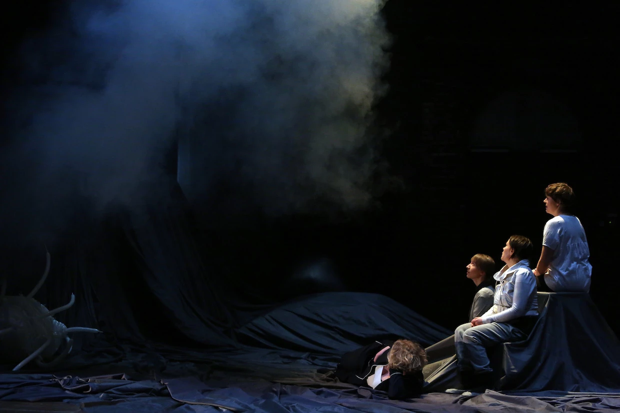 Auf einer Bühne blicken vier Frauen blicken verträumt einer Wolke hinterher