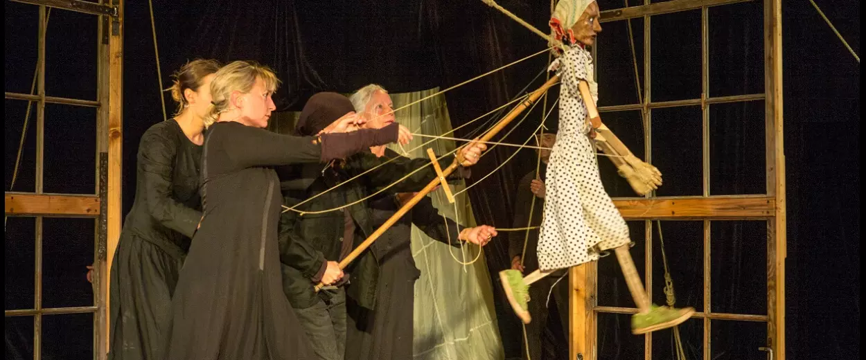 TON & KIRSCHEN WANDERTHEATER: THE OPEN DOOR