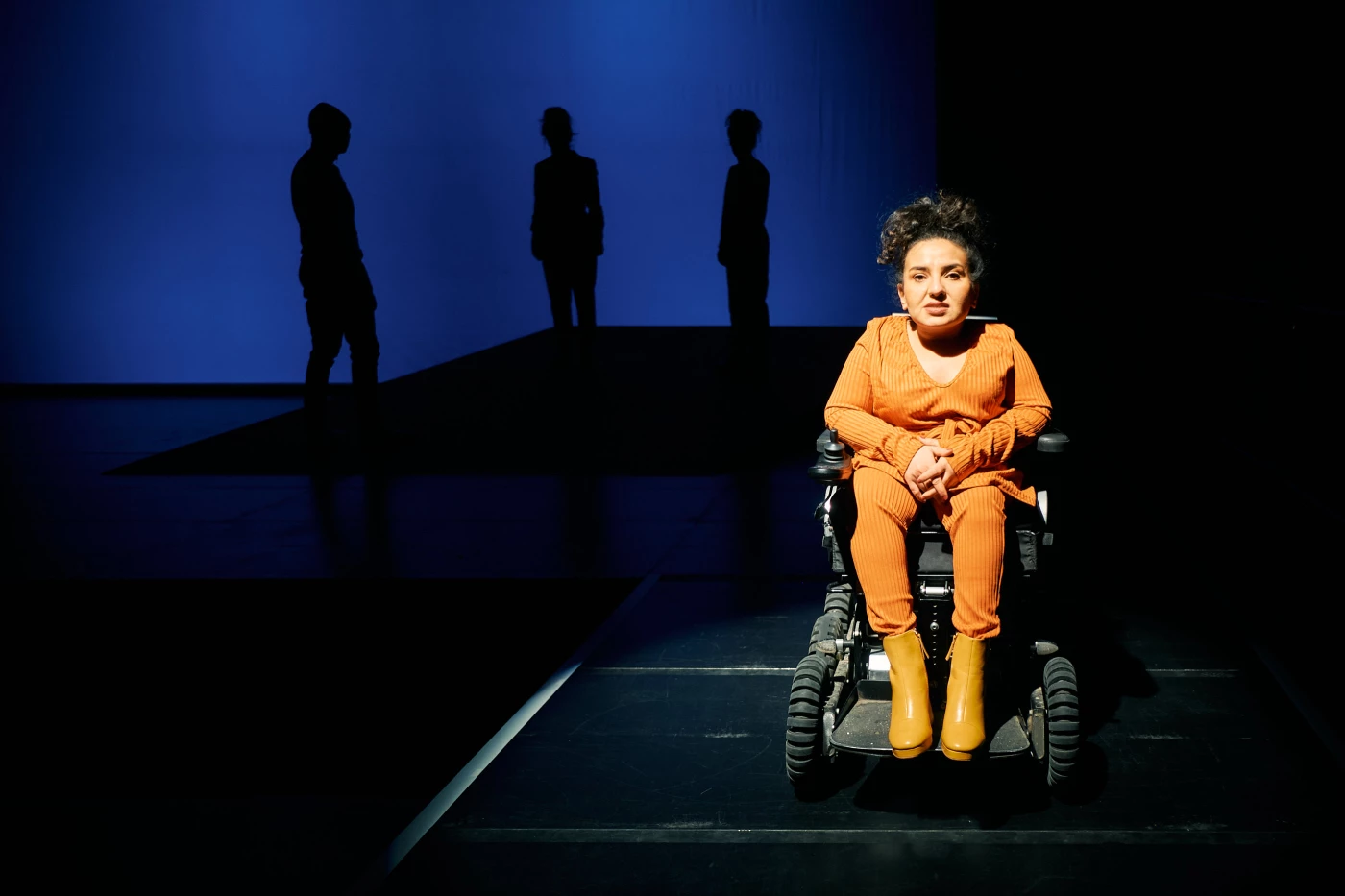 Foto von Kübra Sekin im Stück Wegklatschen, eine Produktion des Comedia Theater Köln