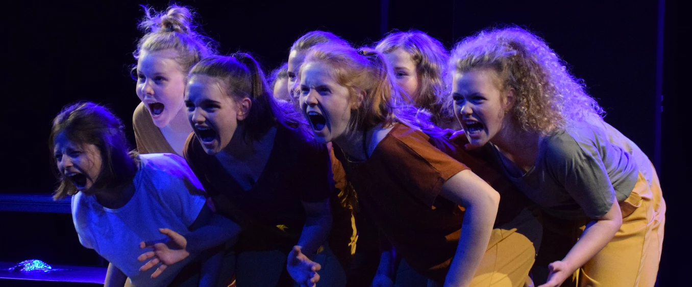 TheaterMedienKlassen des Albertus Magnus Gymnasiums: Doppelaufführung "Gerüchteküche" | "Leonce & Lena"